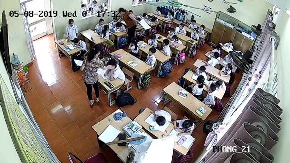 Đình chỉ dạy 6 tháng cô giáo tát, đánh nhiều học sinh lớp 2 - Ảnh 2. Đình chỉ dạy 6 tháng cô giáo tát, đánh nhiều học sinh lớp 2 - Ảnh 2.