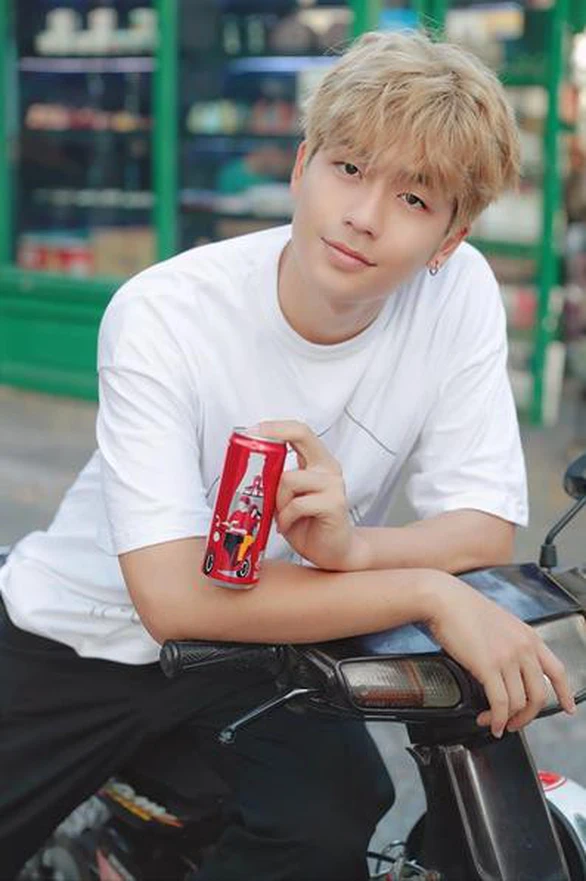 Coca - Cola đã khiến cộng đồng mạng dậy sóng với 6 chiếc lon đặc biệt - Ảnh 4. Coca - Cola đã khiến cộng đồng mạng dậy sóng với 6 chiếc lon đặc biệt - Ảnh 4.