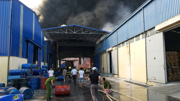 Công ty sản xuất nhựa hàng nghìn mét vuông bốc cháy ngùn ngụt - Ảnh 2.