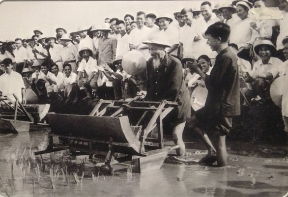 Xúc động ảnh Bác Hồ kéo lưới, tát nước, ngồi bệt cùng người dân - Ảnh 9. Xúc động ảnh Bác Hồ kéo lưới, tát nước, ngồi bệt cùng người dân - Ảnh 9.