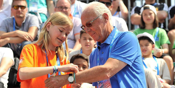 Cầu thủ nhí Việt Nam được giao lưu cùng huyền thoại Franz Beckenbauer - Ảnh 1. Cầu thủ nhí Việt Nam được giao lưu cùng huyền thoại Franz Beckenbauer - Ảnh 1.