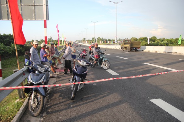 Người dân háo hức chờ lên cầu Vàm Cống - Ảnh 1. Người dân háo hức chờ lên cầu Vàm Cống - Ảnh 1.