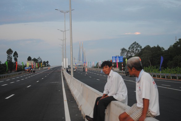 Người dân háo hức chờ lên cầu Vàm Cống - Ảnh 2. Người dân háo hức chờ lên cầu Vàm Cống - Ảnh 2.