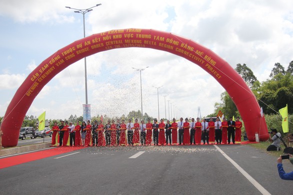 Hàng vạn người dân vui mừng lần đầu tiên đi qua cầu Vàm Cống - Ảnh 1. Hàng vạn người dân vui mừng lần đầu tiên đi qua cầu Vàm Cống - Ảnh 1.