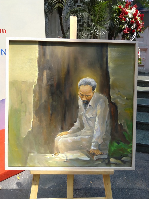 Xem tranh vẽ Bác của Tô Ngọc Vân, Mai Văn Hiến bên bờ hồ Gươm - Ảnh 7. Xem tranh vẽ Bác của Tô Ngọc Vân, Mai Văn Hiến bên bờ hồ Gươm - Ảnh 7.