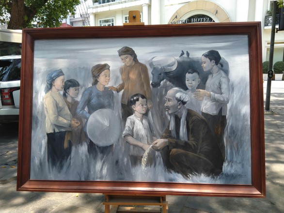 Xem tranh vẽ Bác của Tô Ngọc Vân, Mai Văn Hiến bên bờ hồ Gươm - Ảnh 8. Xem tranh vẽ Bác của Tô Ngọc Vân, Mai Văn Hiến bên bờ hồ Gươm - Ảnh 8.