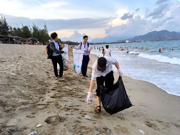 Ứng xử văn minh với cộng đồng: Chờ bao năm nữa? - Ảnh 1. Ứng xử văn minh với cộng đồng: Chờ bao năm nữa? - Ảnh 1.