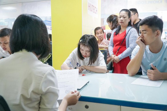 Đông đảo thí sinh nộp hồ sơ xét tuyển học bạ tại HUTECH trong ngày đầu - Ảnh 1. Đông đảo thí sinh nộp hồ sơ xét tuyển học bạ tại HUTECH trong ngày đầu - Ảnh 1.