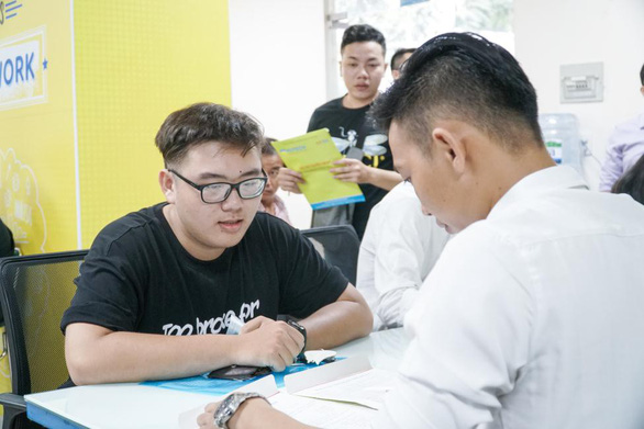 Đông đảo thí sinh nộp hồ sơ xét tuyển học bạ tại HUTECH trong ngày đầu - Ảnh 2. Đông đảo thí sinh nộp hồ sơ xét tuyển học bạ tại HUTECH trong ngày đầu - Ảnh 2.