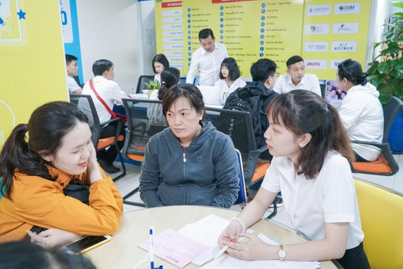 Đông đảo thí sinh nộp hồ sơ xét tuyển học bạ tại HUTECH trong ngày đầu - Ảnh 4. Đông đảo thí sinh nộp hồ sơ xét tuyển học bạ tại HUTECH trong ngày đầu - Ảnh 4.