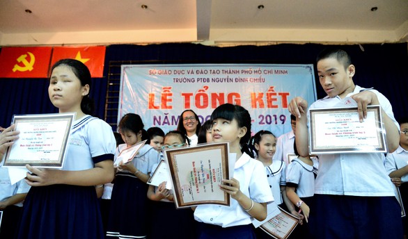 Hôm nay trường chúng ta làm tổng kết nhưng không có khách mời - Ảnh 3. Hôm nay trường chúng ta làm tổng kết nhưng không có khách mời - Ảnh 3.