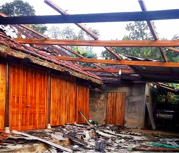 Lốc xoáy, hơn 50 nhà dân ở Hà Tĩnh bị tốc mái - Ảnh 2. Lốc xoáy, hơn 50 nhà dân ở Hà Tĩnh bị tốc mái - Ảnh 2.