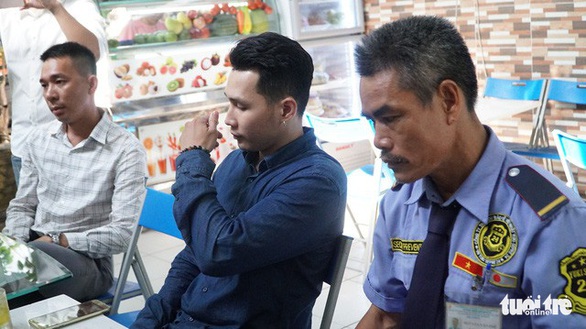 Việt kiều khoe chó nằm máy lạnh ra xin lỗi 2 bảo vệ - Ảnh 3. Việt kiều khoe chó nằm máy lạnh ra xin lỗi 2 bảo vệ - Ảnh 3.