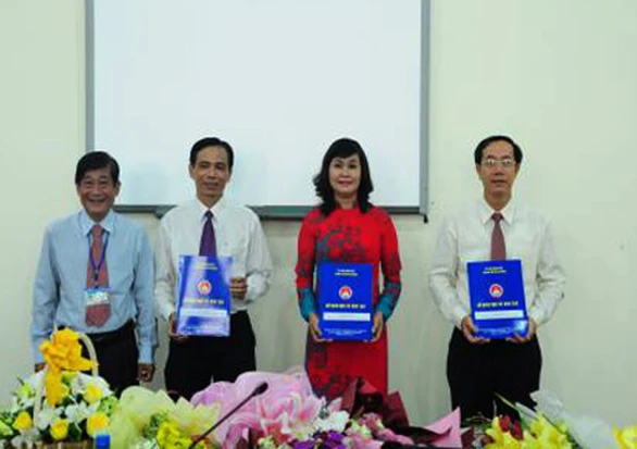 Hiệu trưởng Trường chuyên Lê Hồng Phong xin không làm tiếp sau khi hết nhiệm kỳ - Ảnh 1. Hiệu trưởng Trường chuyên Lê Hồng Phong xin không làm tiếp sau khi hết nhiệm kỳ - Ảnh 1.