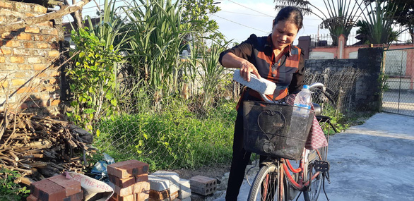 Khen thưởng chị nhặt ve chai có tấm lòng thơm thảo - Ảnh 2.