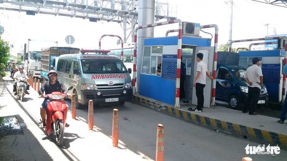 Tài xế chiếm làn thu phí, trạm thu phí T2 BOT quốc lộ 91 ùn tắc - Ảnh 3. Tài xế chiếm làn thu phí, trạm thu phí T2 BOT quốc lộ 91 ùn tắc - Ảnh 3.