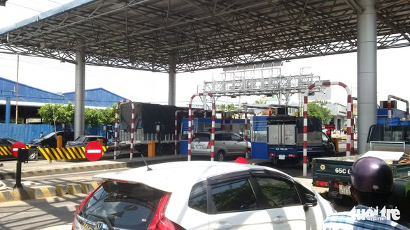 Tài xế chiếm làn thu phí, trạm thu phí T2 BOT quốc lộ 91 ùn tắc - Ảnh 6. Tài xế chiếm làn thu phí, trạm thu phí T2 BOT quốc lộ 91 ùn tắc - Ảnh 6.
