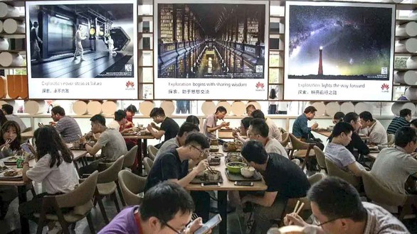 Ông Trump sẽ tha cho Huawei, như đã làm với ZTE? - Ảnh 1. Ông Trump sẽ tha cho Huawei, như đã làm với ZTE? - Ảnh 1.