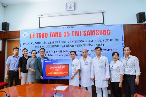 Hạnh phúc tuổi già từ người bạn tivi bên giường bệnh - Ảnh 1. Hạnh phúc tuổi già từ người bạn tivi bên giường bệnh - Ảnh 1.