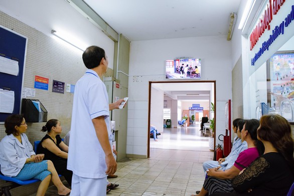 Hạnh phúc tuổi già từ người bạn tivi bên giường bệnh - Ảnh 2. Hạnh phúc tuổi già từ người bạn tivi bên giường bệnh - Ảnh 2.