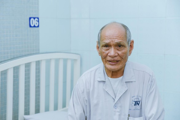 Hạnh phúc tuổi già từ người bạn tivi bên giường bệnh - Ảnh 3. Hạnh phúc tuổi già từ người bạn tivi bên giường bệnh - Ảnh 3.
