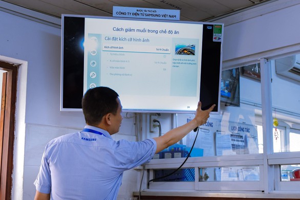 Hạnh phúc tuổi già từ người bạn tivi bên giường bệnh - Ảnh 4. Hạnh phúc tuổi già từ người bạn tivi bên giường bệnh - Ảnh 4.