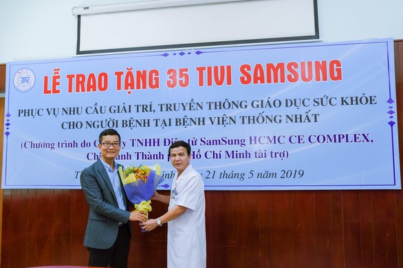Hạnh phúc tuổi già từ người bạn tivi bên giường bệnh - Ảnh 5. Hạnh phúc tuổi già từ người bạn tivi bên giường bệnh - Ảnh 5.