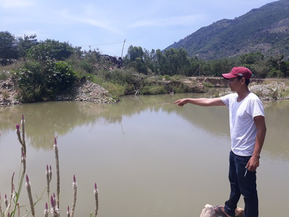 Tắm suối gần nhà, em nhỏ lọt hố khai thác cát sâu 3m tử vong - Ảnh 2. Tắm suối gần nhà, em nhỏ lọt hố khai thác cát sâu 3m tử vong - Ảnh 2.