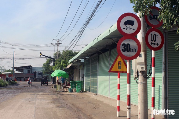 Xe ben vượt đường cấm, dân Tân Cang lập rào chắn ngang đường - Ảnh 3. Xe ben vượt đường cấm, dân Tân Cang lập rào chắn ngang đường - Ảnh 3.