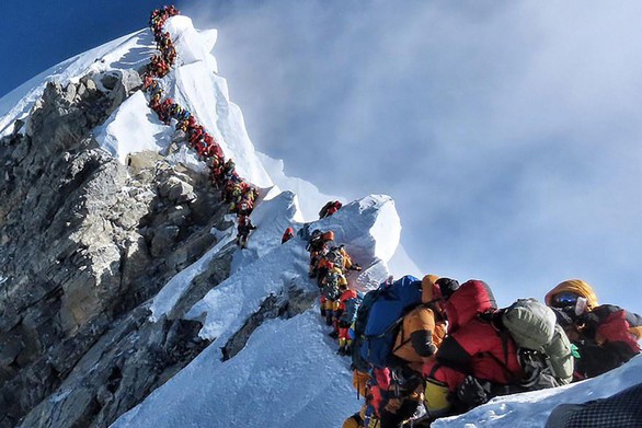 Hai người chết vì xếp hàng chờ trên đỉnh núi Everest? - Ảnh 1. Hai người chết vì xếp hàng chờ trên đỉnh núi Everest? - Ảnh 1.