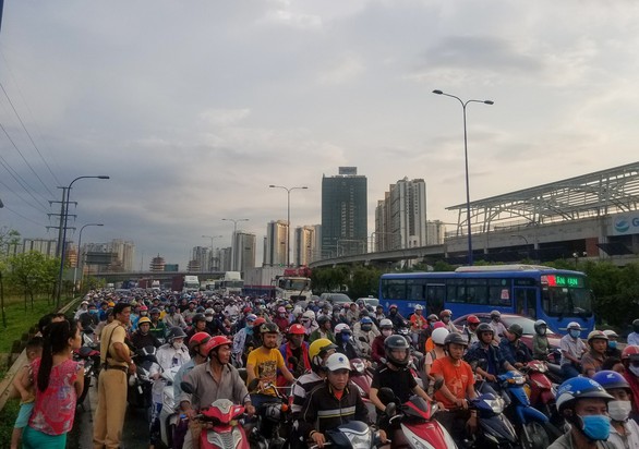 Xe container tông chết người qua đường, xa lộ Hà Nội kẹt cứng - Ảnh 2. Xe container tông chết người qua đường, xa lộ Hà Nội kẹt cứng - Ảnh 2.