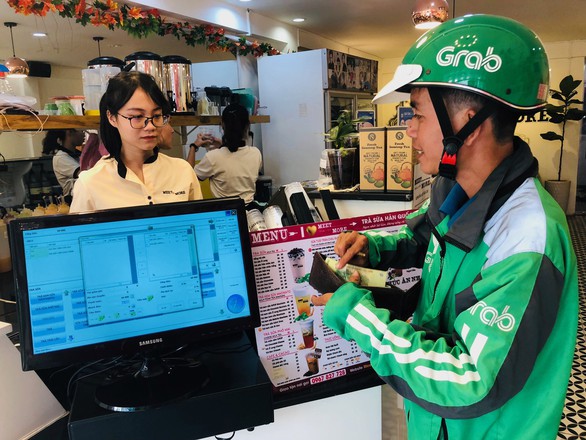 Tài xế Grabfood kiện vì bị công ty giam tiền 3-5 ngày - Ảnh 1. Tài xế Grabfood kiện vì bị công ty giam tiền 3-5 ngày - Ảnh 1.