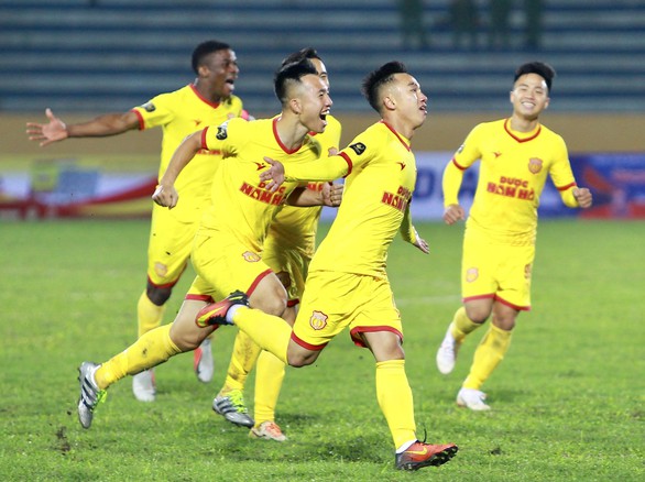 Sân Thiên Trường: Đương kim vô địch V-league phơi áo - Ảnh 1. Sân Thiên Trường: Đương kim vô địch V-league phơi áo - Ảnh 1.
