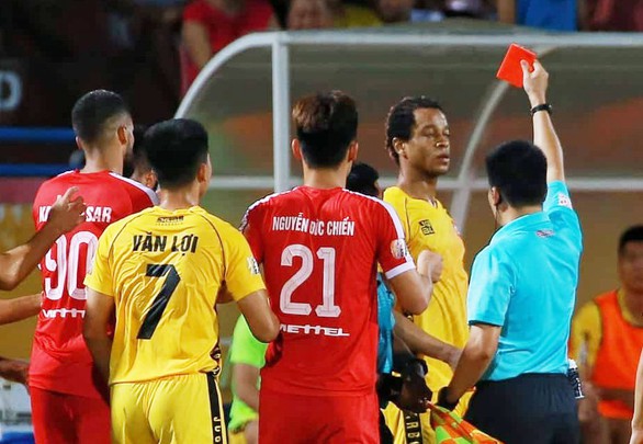 Vòng 11 V-League 2019: Quá nhiều sai lầm - Ảnh 1. Vòng 11 V-League 2019: Quá nhiều sai lầm - Ảnh 1.
