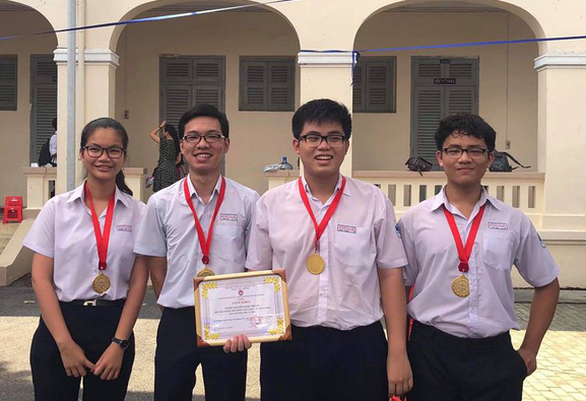 Đề toán thi vào lớp 10 trường phổ thông năng khiếu TP.HCM khá dễ - Ảnh 3. Đề toán thi vào lớp 10 trường phổ thông năng khiếu TP.HCM khá dễ - Ảnh 3.