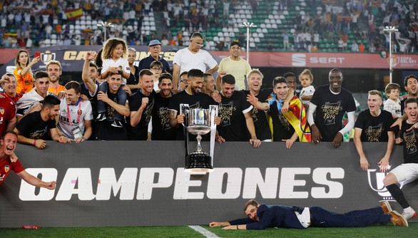 Messi ghi bàn, Barca vẫn mất Cúp nhà vua vào tay Valencia - Ảnh 1. Messi ghi bàn, Barca vẫn mất Cúp nhà vua vào tay Valencia - Ảnh 1.
