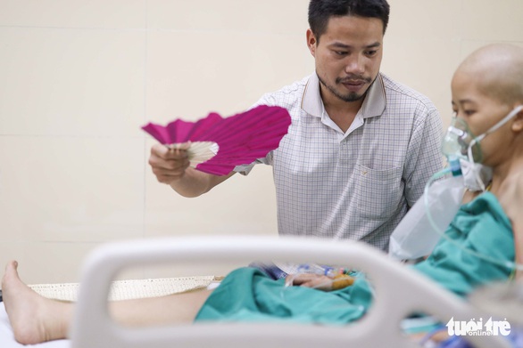 Người mẹ ung thư đã mê man, chỉ mong được gặp con một lần - Ảnh 2. Người mẹ ung thư đã mê man, chỉ mong được gặp con một lần - Ảnh 2.
