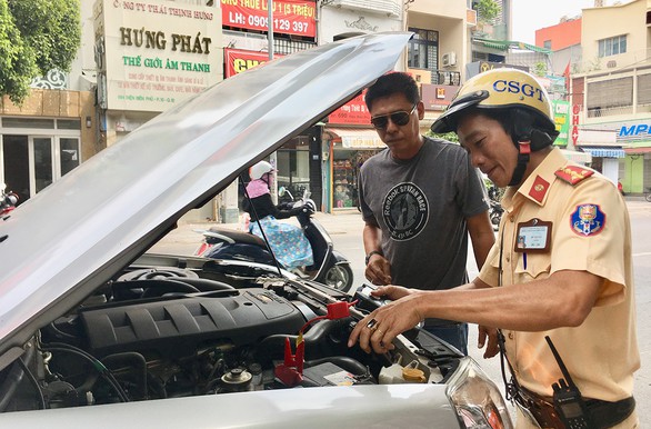 Nhóm tài xế Sài Gòn dễ thương chuyên kích bình ăcquy ôtô miễn phí - Ảnh 1. Nhóm tài xế Sài Gòn dễ thương chuyên kích bình ăcquy ôtô miễn phí - Ảnh 1.
