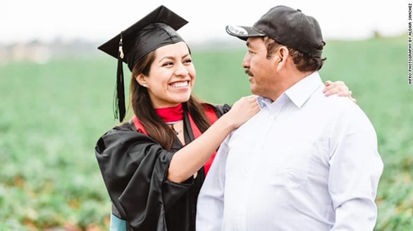 Ngày tốt nghiệp, con gái chụp ảnh với cha mẹ làm thuê trên đồng cà chua - Ảnh 2. Ngày tốt nghiệp, con gái chụp ảnh với cha mẹ làm thuê trên đồng cà chua - Ảnh 2.