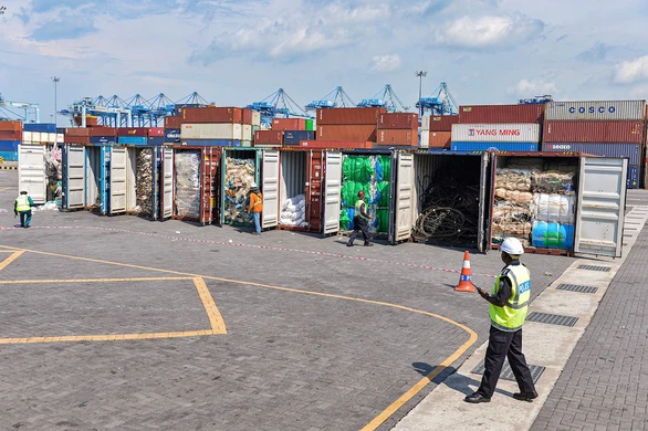 Malaysia coi những kẻ nhập lậu rác thải như bọn phản quốc - Ảnh 2. Malaysia coi những kẻ nhập lậu rác thải như bọn phản quốc - Ảnh 2.
