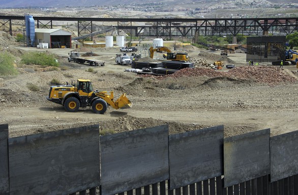 Người ủng hộ ông Trump bỏ tiền túi xây bức tường biên giới với Mexico - Ảnh 1. Người ủng hộ ông Trump bỏ tiền túi xây bức tường biên giới với Mexico - Ảnh 1.