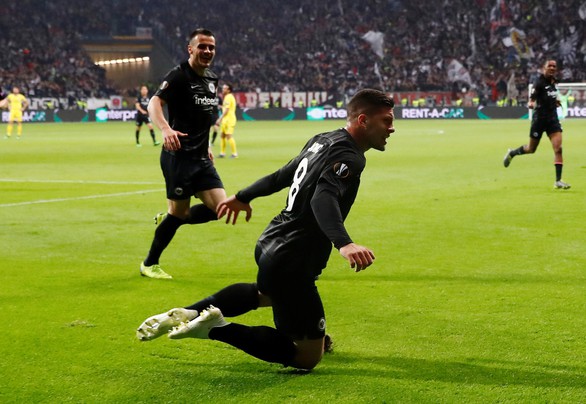HLV Maurizio Sarri thích đùa, Chelsea bị Frankfurt cầm hòa 1-1 - Ảnh 2. HLV Maurizio Sarri thích đùa, Chelsea bị Frankfurt cầm hòa 1-1 - Ảnh 2.