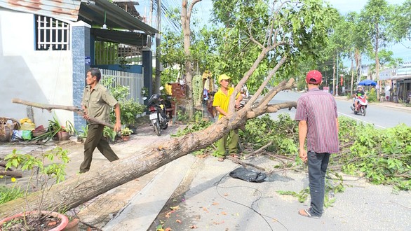 Dông lốc thổi bay nóc nhà dân ra đường - Ảnh 2. Dông lốc thổi bay nóc nhà dân ra đường - Ảnh 2.