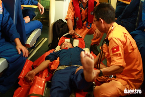 Cứu tàu câu mực cùng 52 ngư dân trôi dạt trên biển Hoàng Sa - Ảnh 3. Cứu tàu câu mực cùng 52 ngư dân trôi dạt trên biển Hoàng Sa - Ảnh 3.