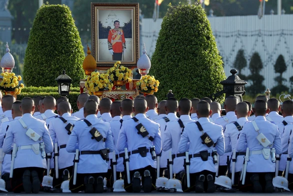 Lễ đăng cơ nhà vua Thái Vajiralongkorn qua những con số - Ảnh 2. Lễ đăng cơ nhà vua Thái Vajiralongkorn qua những con số - Ảnh 2.