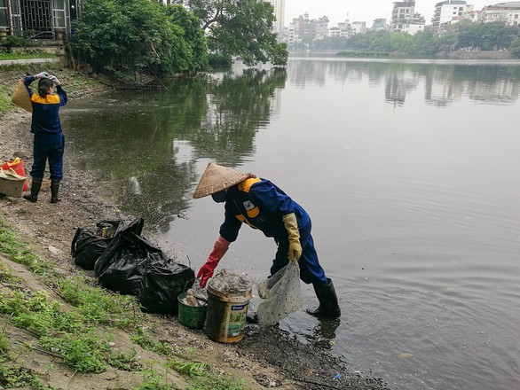 Thanh tra việc mua bán chất làm sạch hồ tại Hà Nội - Ảnh 1. Thanh tra việc mua bán chất làm sạch hồ tại Hà Nội - Ảnh 1.