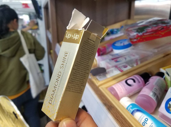 Tái diễn nạn trộm cắp, xé hàng trong siêu thị Auchan - Ảnh 5. Tái diễn nạn trộm cắp, xé hàng trong siêu thị Auchan - Ảnh 5.