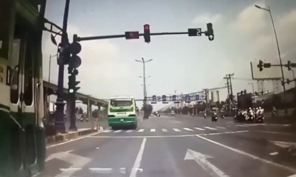 TP.HCM mở đợt cao điểm xử lý tài xế xe buýt vi phạm giao thông - Ảnh 1.