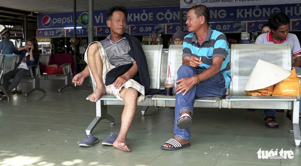 Hút thuốc vô tư ở bệnh viện, bến xe trong tuần lễ… không thuốc lá - Ảnh 13. Hút thuốc vô tư ở bệnh viện, bến xe trong tuần lễ… không thuốc lá - Ảnh 13.