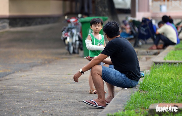 Hút thuốc vô tư ở bệnh viện, bến xe trong tuần lễ… không thuốc lá - Ảnh 5. Hút thuốc vô tư ở bệnh viện, bến xe trong tuần lễ… không thuốc lá - Ảnh 5.
